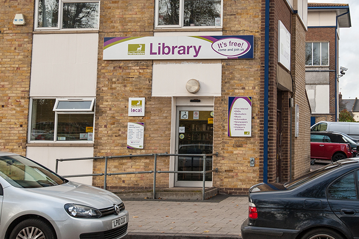 free-computer-and-tablet-access-adeyfield-library